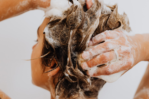Kadeřnice radí: Jak si správně mýt vlasy?